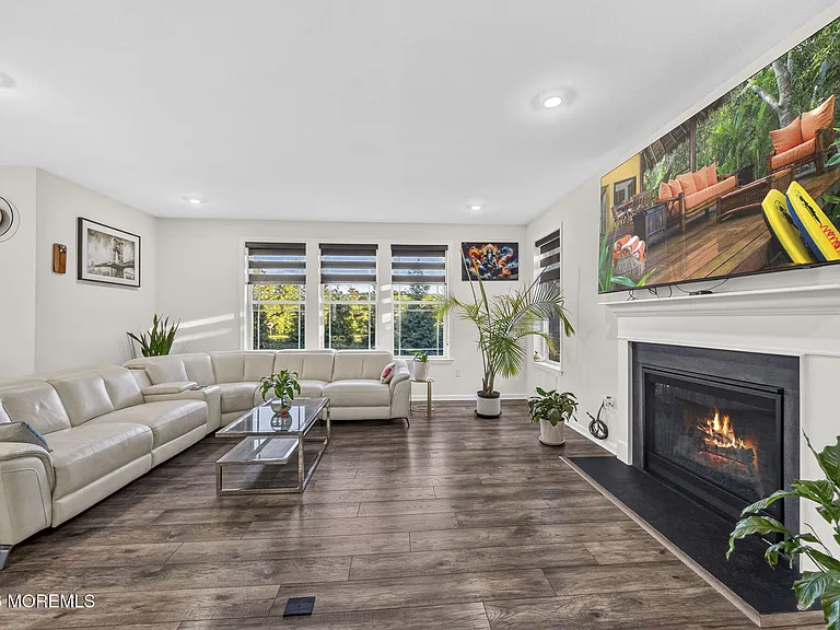 319 Tulip Ct — Photo 16