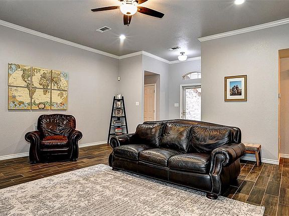 4th image of 2303 Highland Park Dr