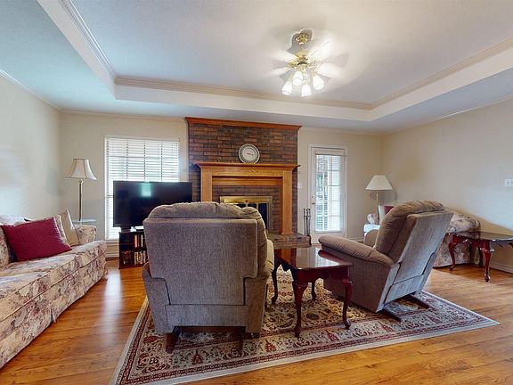 3rd image of 5902 Oak Hollow Pl