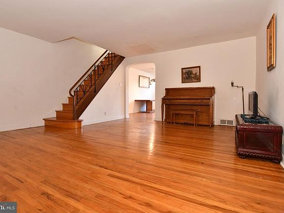 2nd image of 153 W Walnut Park Dr