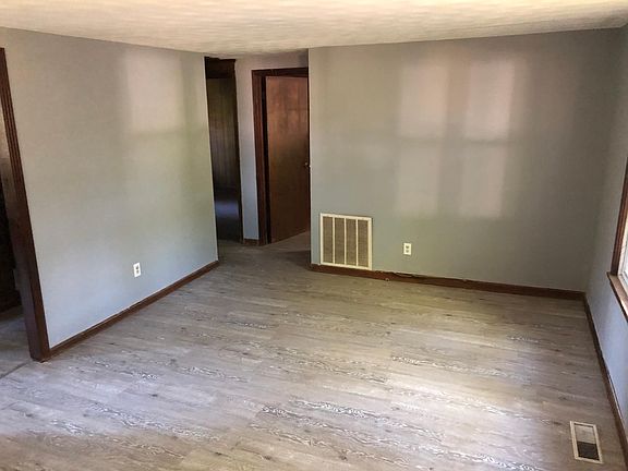 4th image of 555 E 2nd St