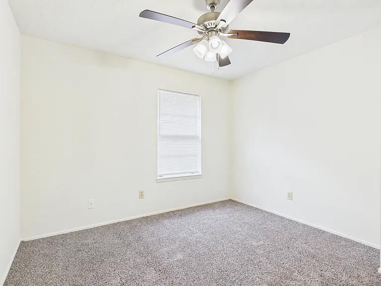 807 Frio Cir — Photo 13