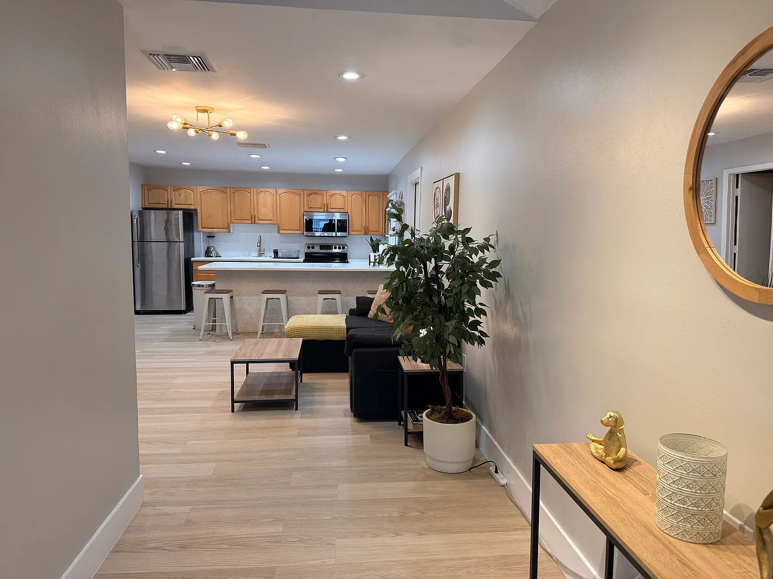 2 bed, 800 sqft, $2,400 — Photo 3