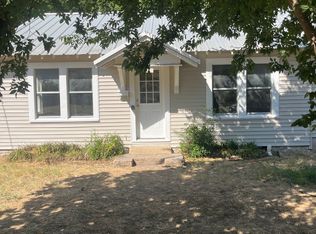 207 E Nelson St, Bowie, TX 76230