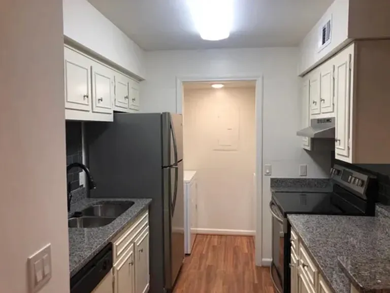 2905 Burch Ave #7 — Photo 11