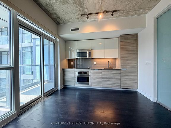 5th image of 210 Simcoe St #813