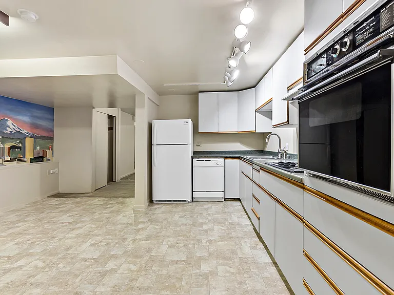 Outrigger Apartments — Photo 27