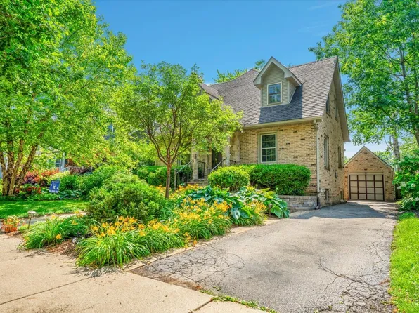 14 S George St, Mount Prospect, IL 60056