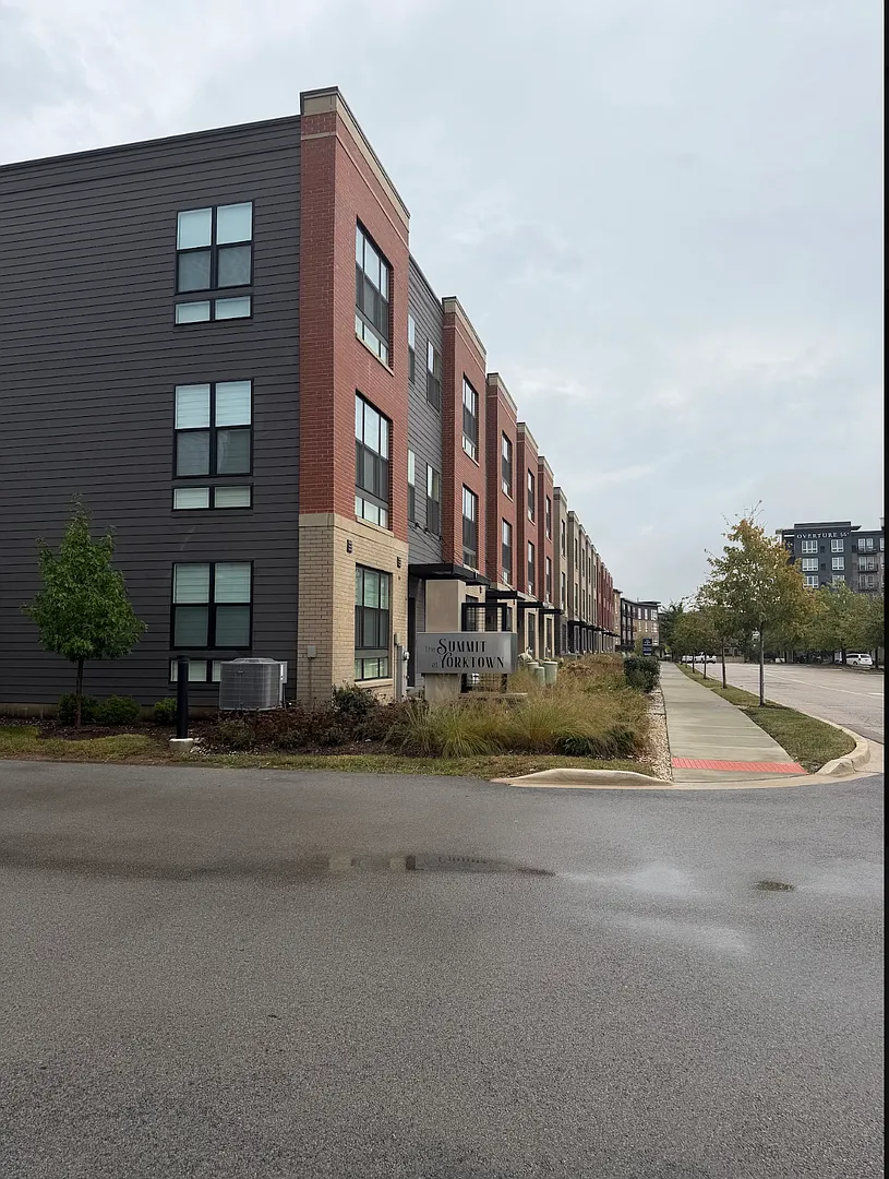 332 Summit Circle — Photo 1