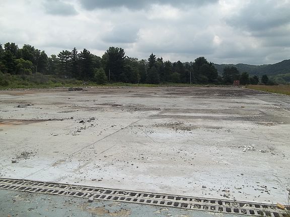 4th image of 2465 Penn St