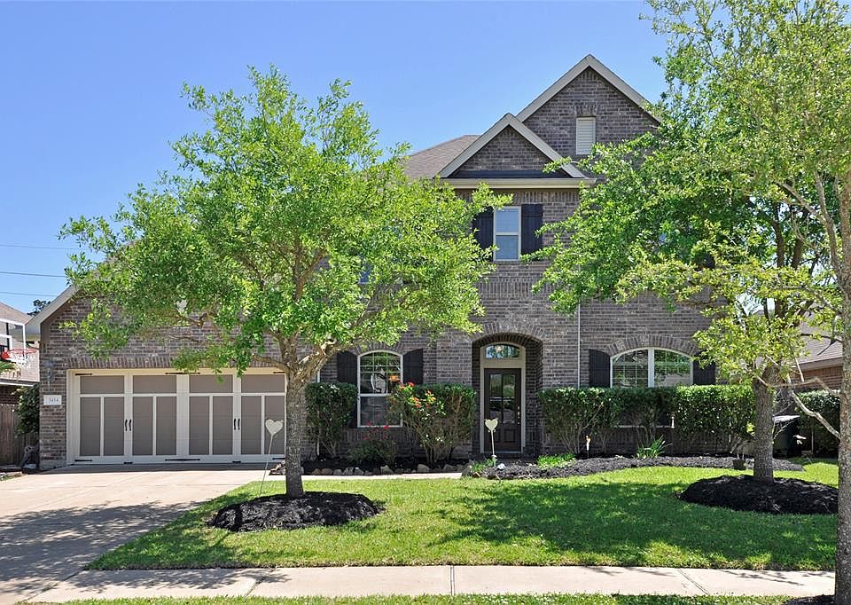 Beautiful curb appeal!