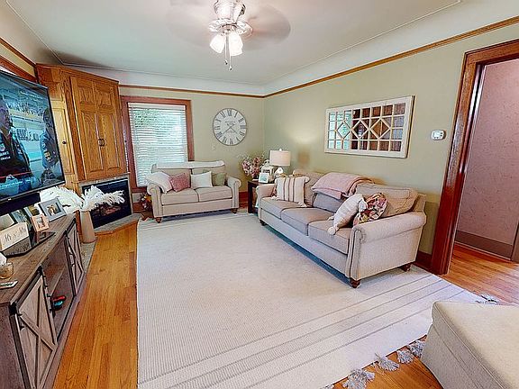 Living Room with fireplace