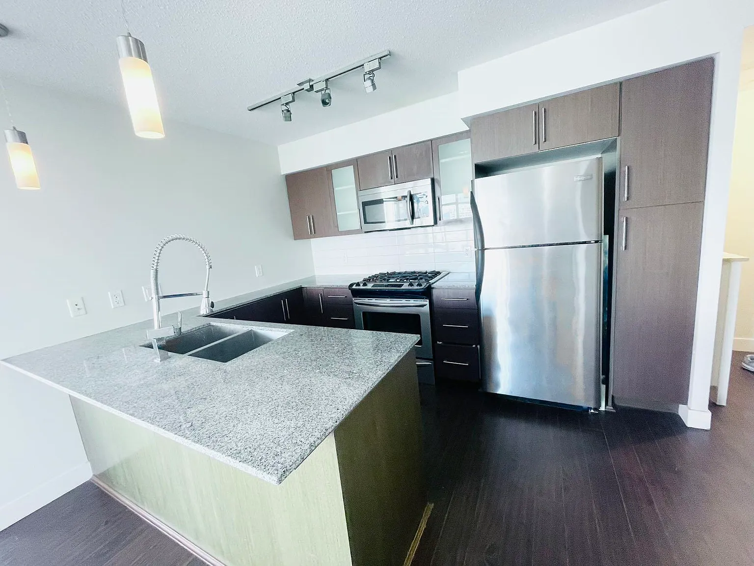 2 bed, 817 sqft, $2,600 — Photo 4