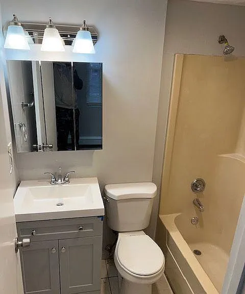 572 Essex St #4D — Photo 3