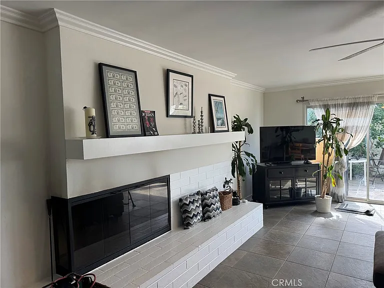 2522 University Dr — Photo 2