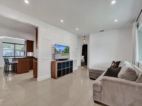 6961 SW 12th Street, Pembroke Pines, FL 33023