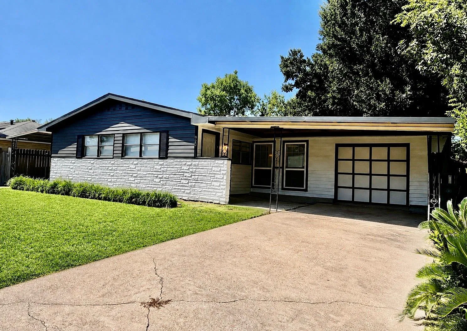 4 bed, 1.0 bath, 1166 sqft, $1,700 — Photo 1