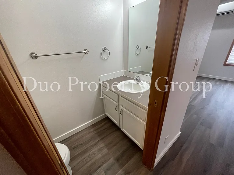 606 S 41st Ct — Photo 3