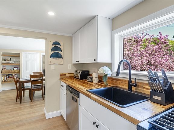 4th image of 90 Manning St