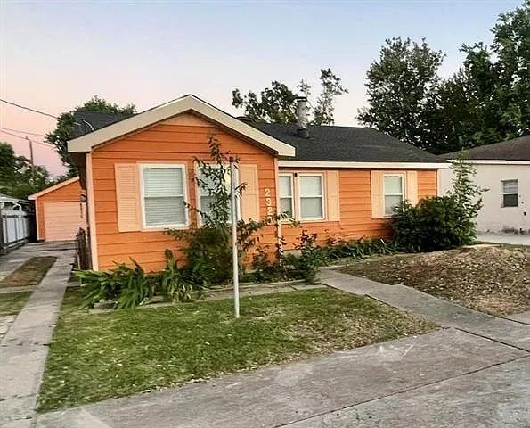 Building Photo - 2329 Lyndell Dr