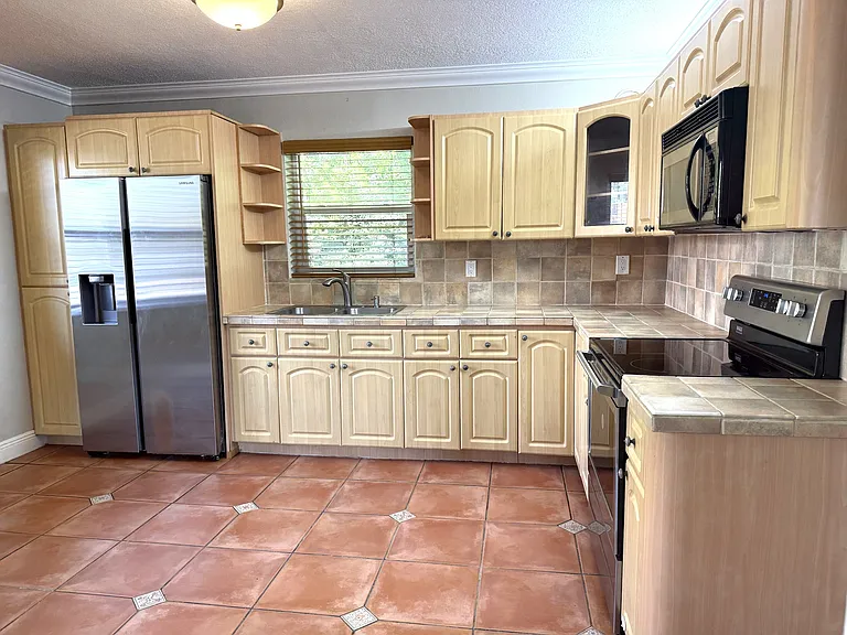 2801 SW 38th Ct — Photo 5