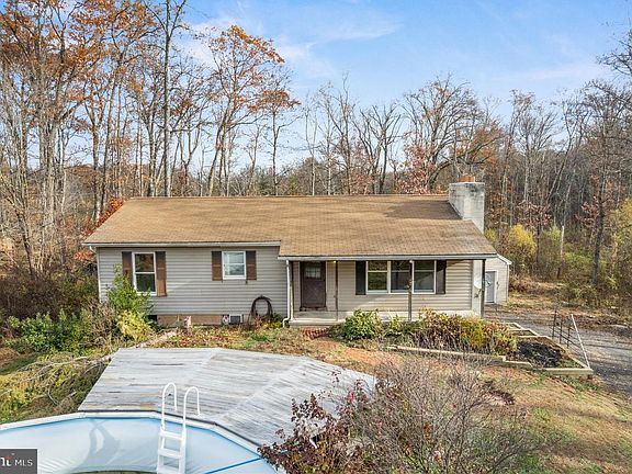 3rd image of 1545 Oak Ln