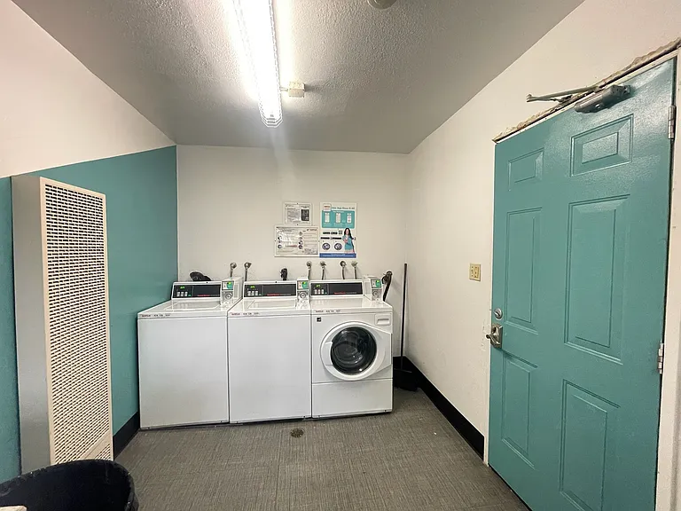 Sharis Apartments — Photo 2