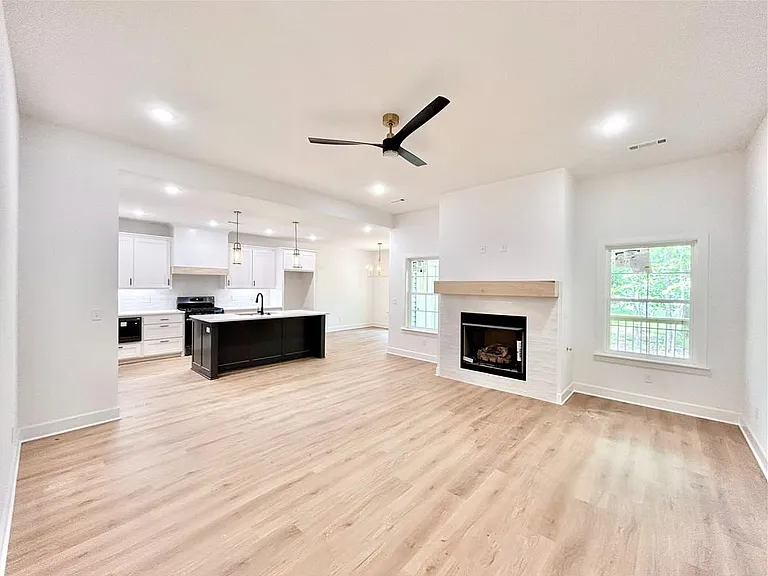 8 Kirkdouglas Ln — Photo 2