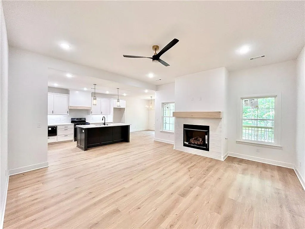 Building Photo - 8 Kirkdouglas Ln