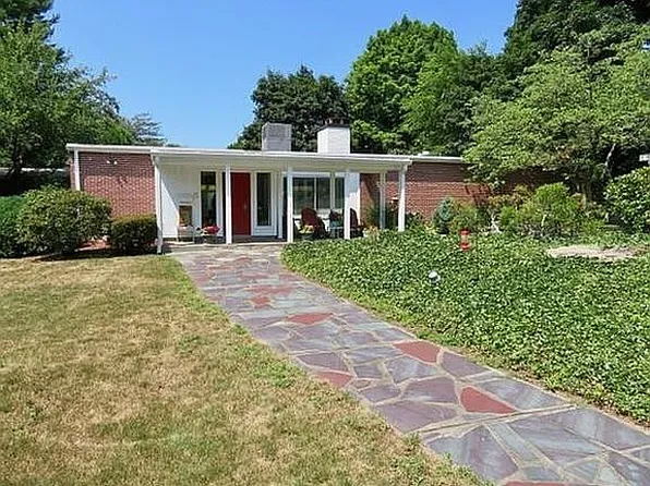 77 Central Park Dr, Holyoke, MA 01040