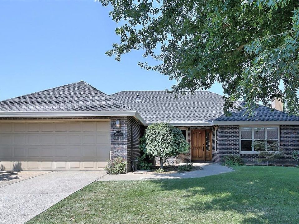 1st image of 2327 Woodlake Cir