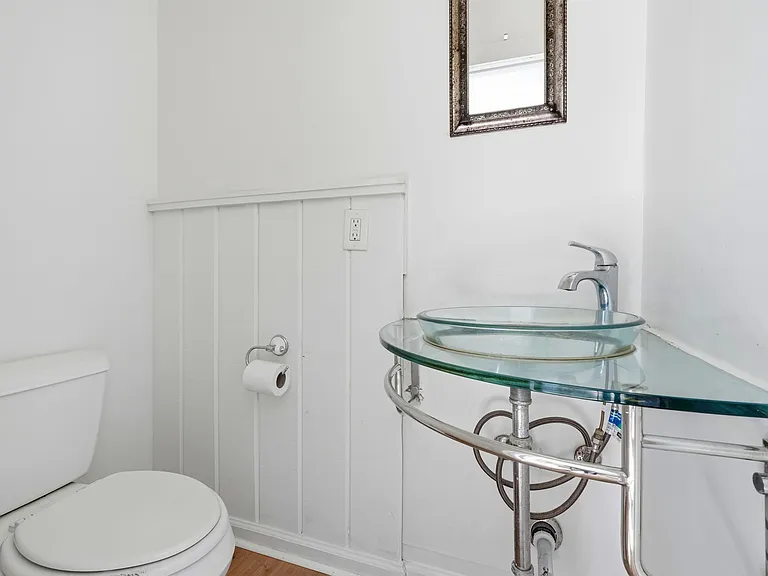 Charming Victorian Home & Spacious Yard — Photo 21