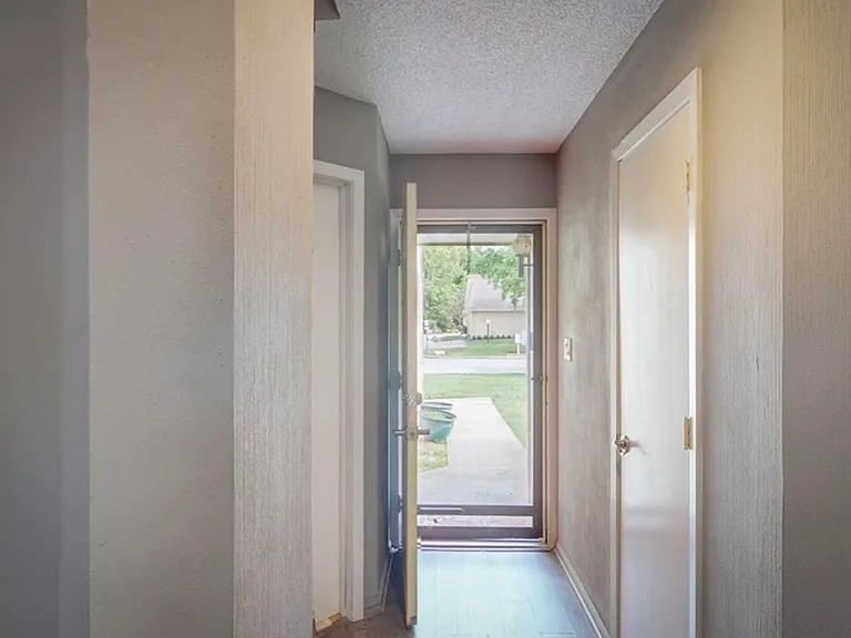 12204 Charlotte St — Photo 4