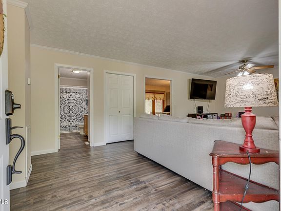 4th image of 1832 Forest View Dr