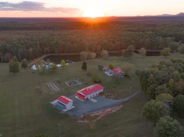1260 Beaver Island Trail Rd, Walnut Cove, NC 27052