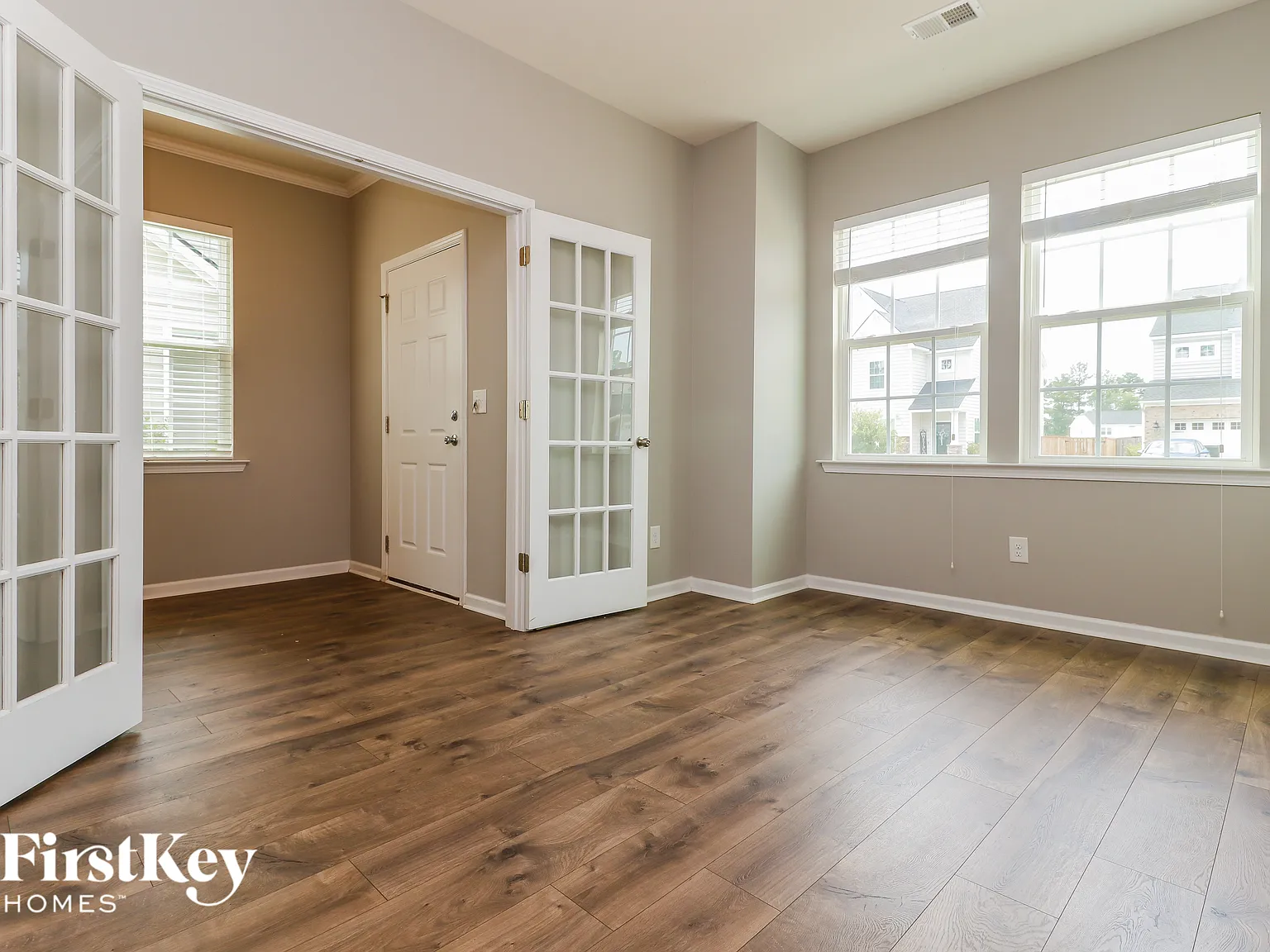 5 bed, 3.5 bath, 2816 sqft, $3,005 — Photo 2
