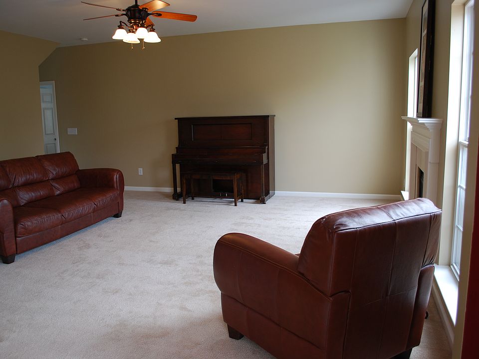 Lg Family Rm with fire place