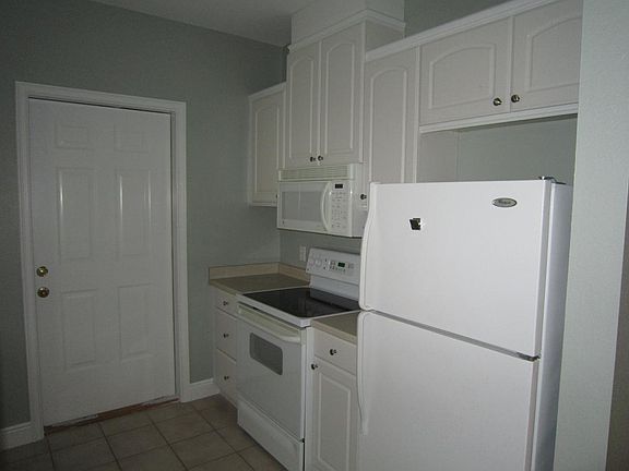 Fully equipped kitchen with dishwasher, microwave, oven, fri