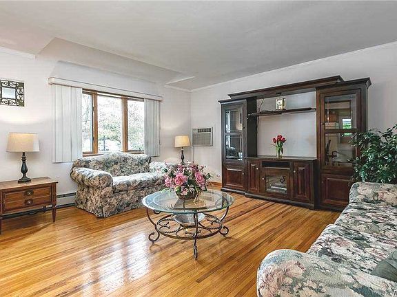 3rd image of 3898 Marilyn Dr