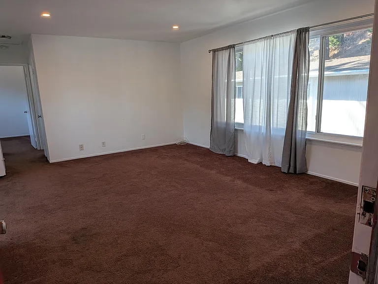 2850 Sneath Ln Apts — Photo 2