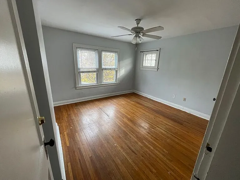 921 Thomas Rd — Photo 10