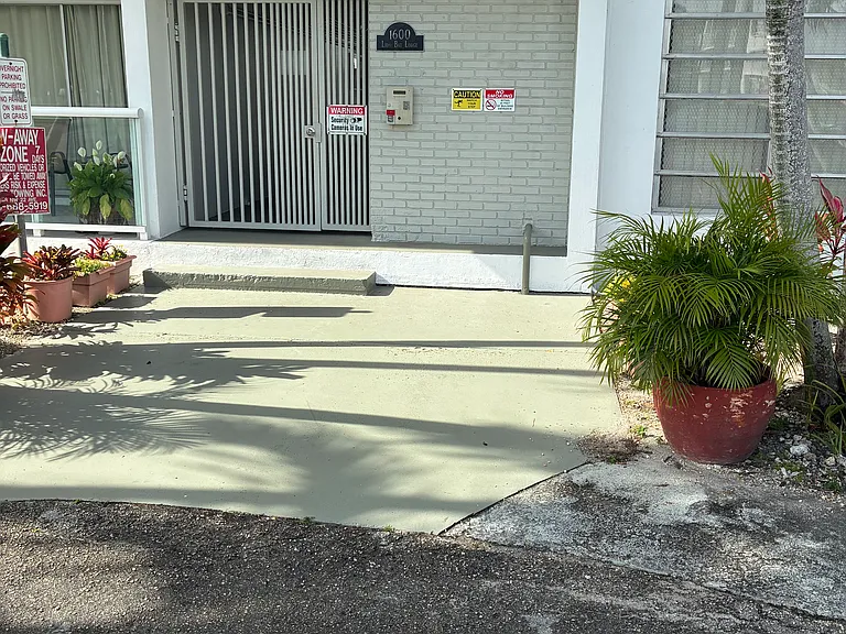 ENTRANCE TO LIDO BAY APT