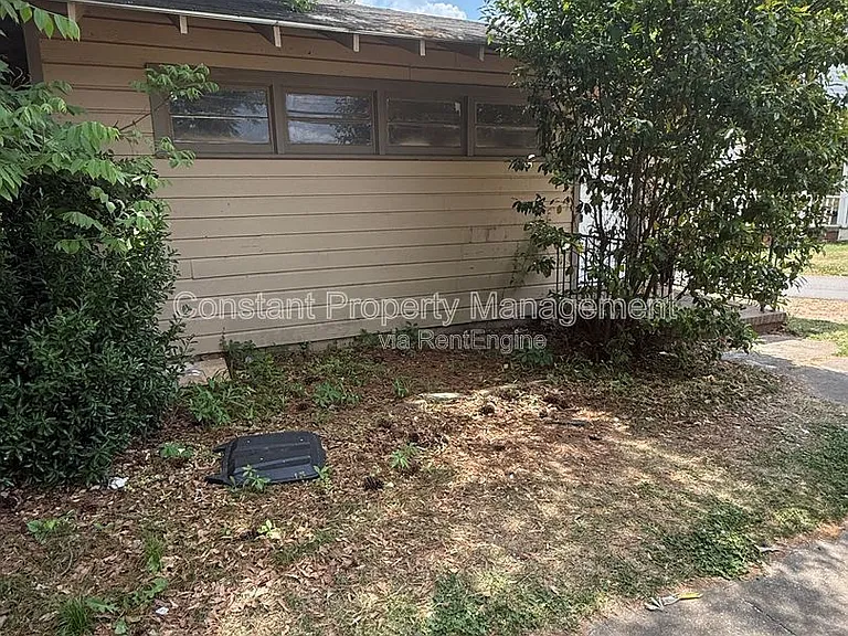 614 W Poplar St — Photo 2