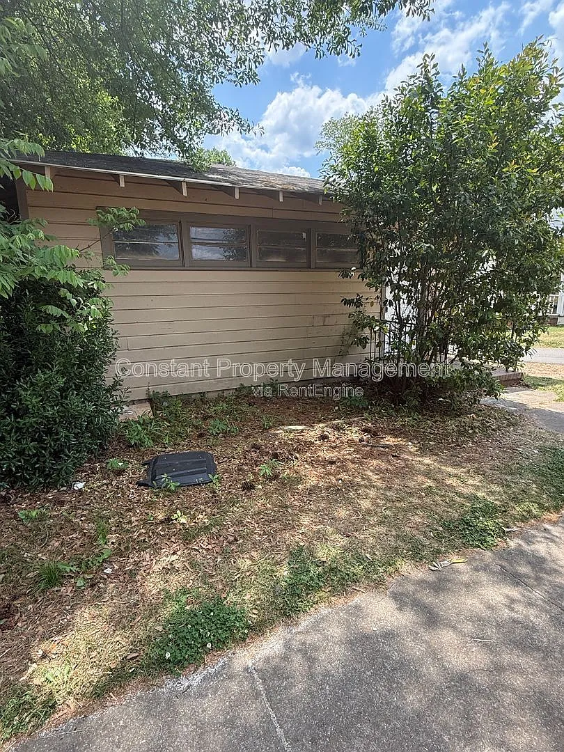 Building Photo - 614 W Poplar St