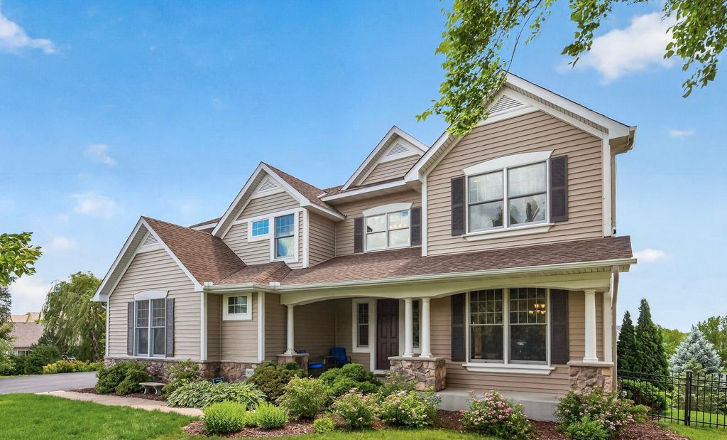 9020 Warren Ct, Victoria, MN