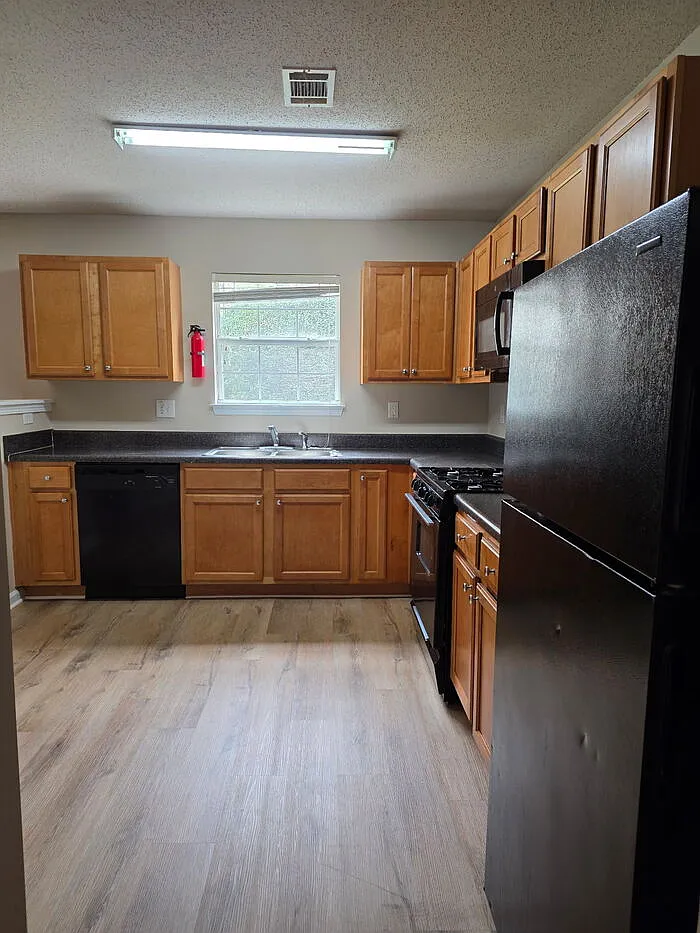 3 bed, 2.5 bath, 1549 sqft, $2,175 — Photo 2
