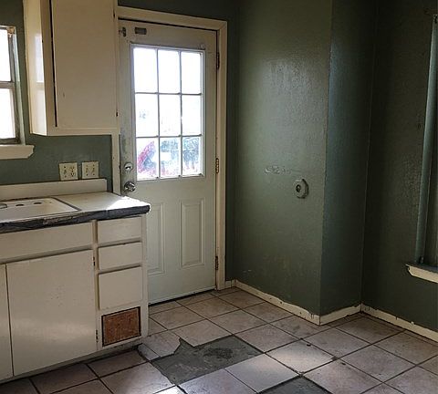 3rd image of 1103 W Kentucky Ave