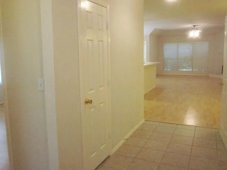 2029 Oak Manor Dr — Photo 4