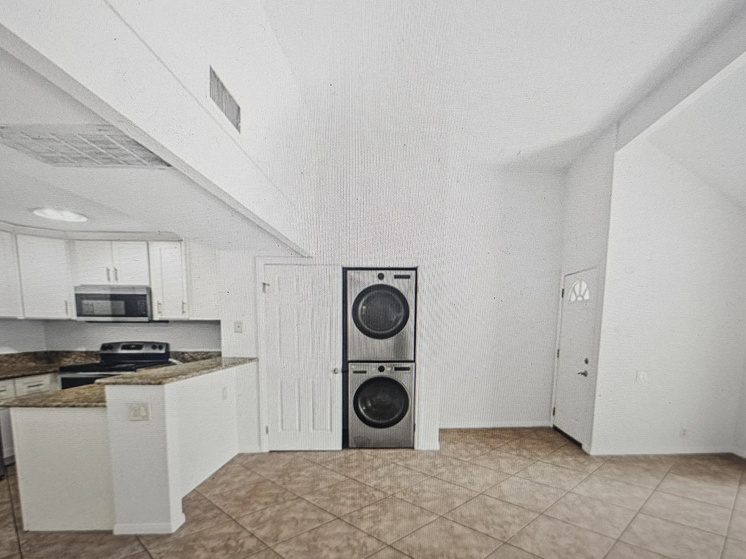 2 bed, 810 sqft, $1,945 — Photo 4