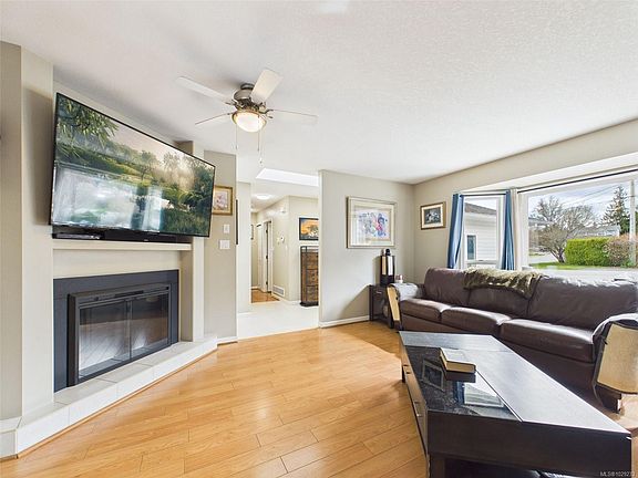 3rd image of 891 Esslinger Rd